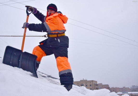 80 рабочих вышли на очистку от снега кровель жилых домов в Ижевске
