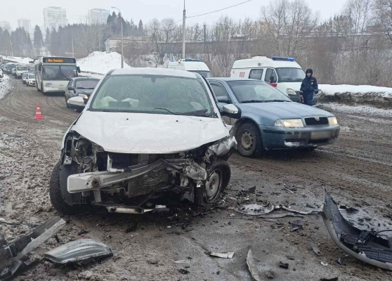 ДТП с 3 легковушками произошло 14 февраля в Ижевске