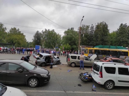 Виновника аварии с участием 6 автомобилей и мотоцикла задержали в Ижевске
