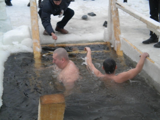 Минздрав Удмуртии рекомендует пройти экспресс-тест перед купанием в проруби на Крещение