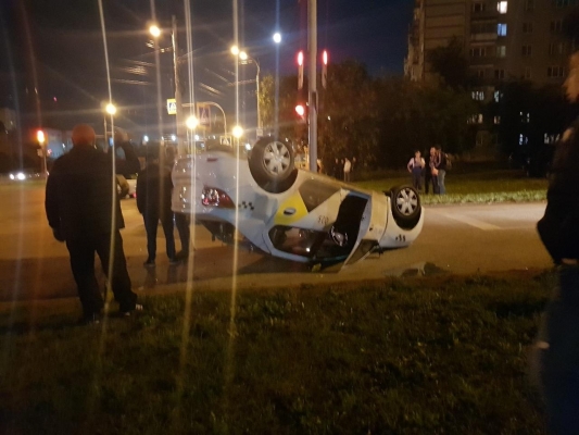 Такси перевернулось в Ижевске после столкновения с иномаркой