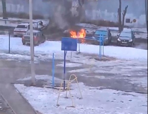Пожарные не могли подъехать к горящему автомобилю на улице Коммунаров в Ижевске 