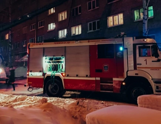 Более 40 человек эвакуированы и 9 спасены на пожаре в Ижевске 23 января