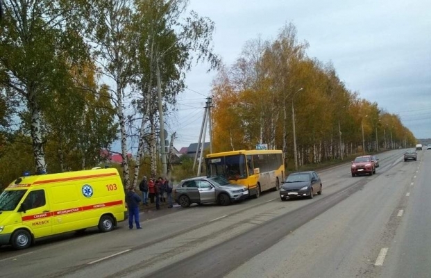 Пассажирский автобус попал в ДТП в Ижевске