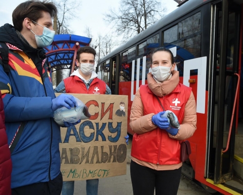 Волонтеры бесплатно раздали 5 тысяч масок на остановках в Ижевске