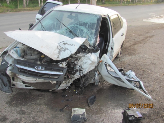 В Ижевске женщина за рулем легкового автомобиля врезалась в фонарный столб