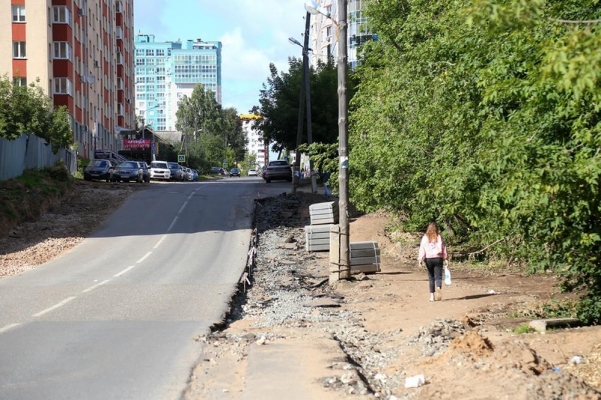 Дорожники приступили к ремонту тротуаров на улице Нижняя в Ижевске