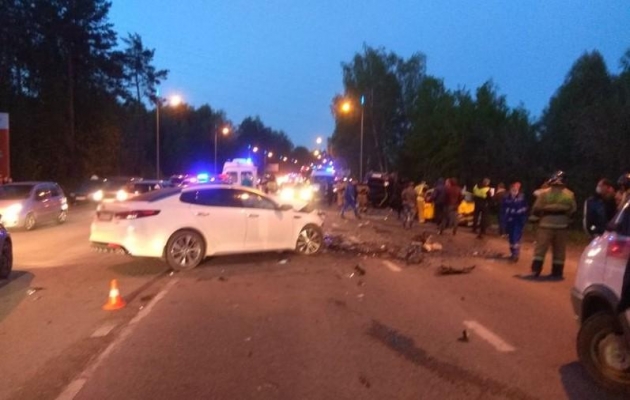 Один человек погиб и семь пострадали в столкновении трех машин на дороге Ижевск-Аэропорт