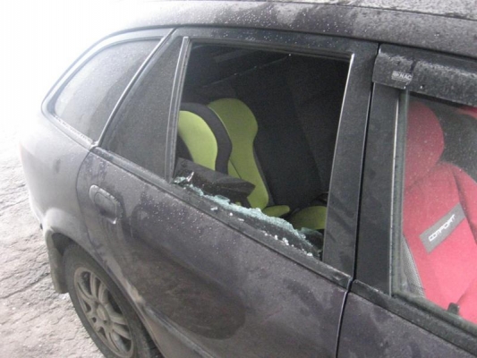 Двоих подростков из Татарстана задержали за серию краж из автомобилей в Ижевске
