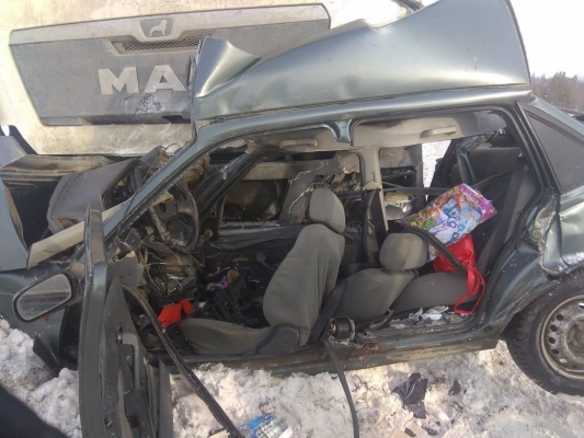Четырехлетняя девочка и водитель «легковушки» погибли при столкновении с фурой на трассе в Удмуртии