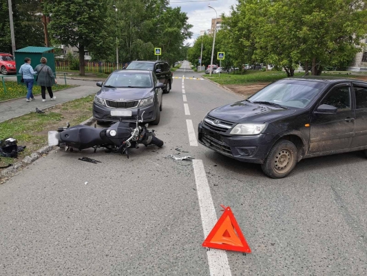 В Ижевске водитель легкового автомобиля сбил мотоциклиста
