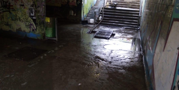 Воду выкачали из затопленного подземного перехода возле УдГУ в Ижевске