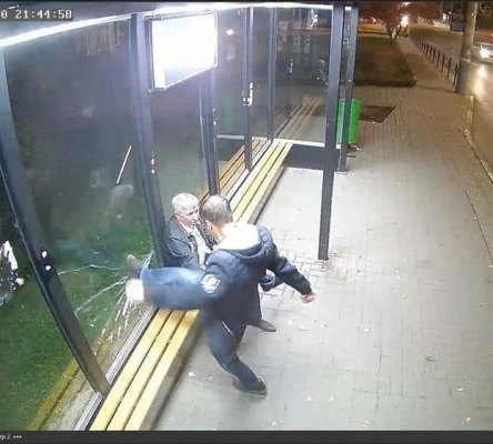 Разбивший ногой стекло на остановке в Ижевске мужчина попал в объективы камер