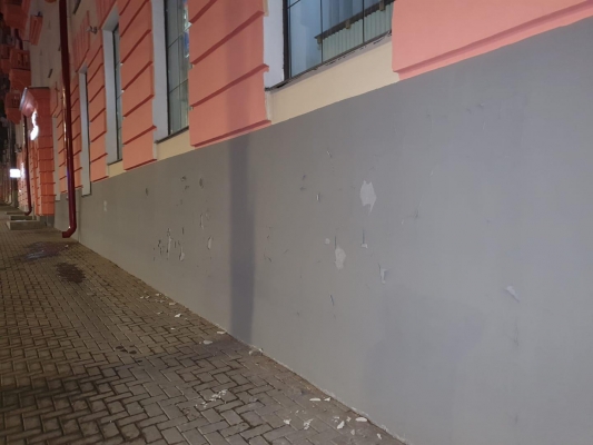 Не переживший зиму фасад здания с облупившейся краской на улице Пушкинской в Ижевске отремонтирует подрядчик