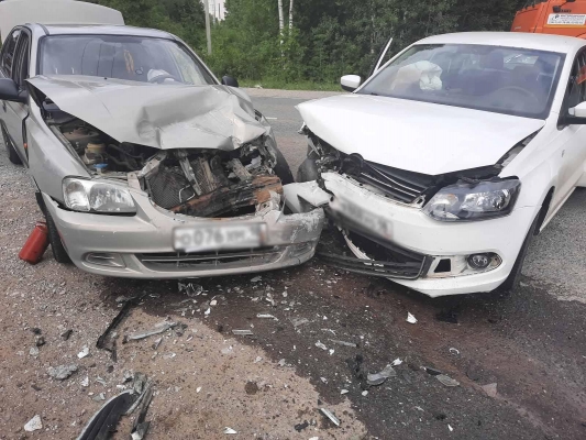 В Удмуртии в лобовом столкновении двух легковых автомобилей пострадали два человека