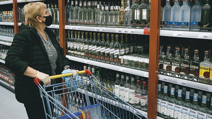 Минимальные розничные цены на водку, коньяк и шампанское повысятся в России с 1 января