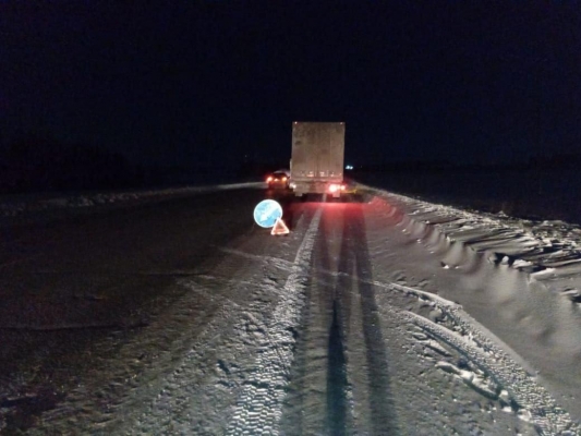 Сотрудники Госавтоинспекции помогли замерзающему водителю грузовика