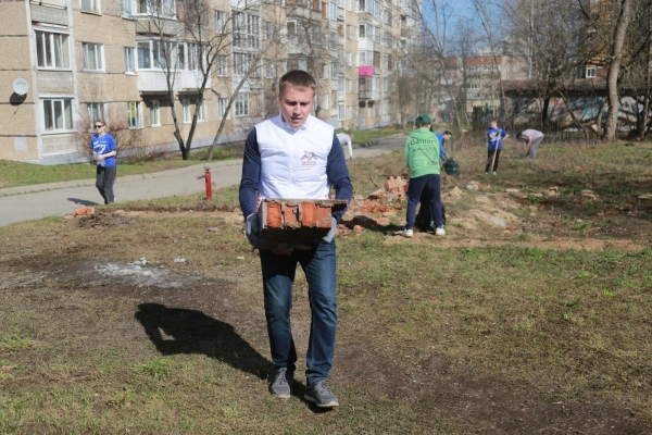 В Ижевске прошли первые городские субботники