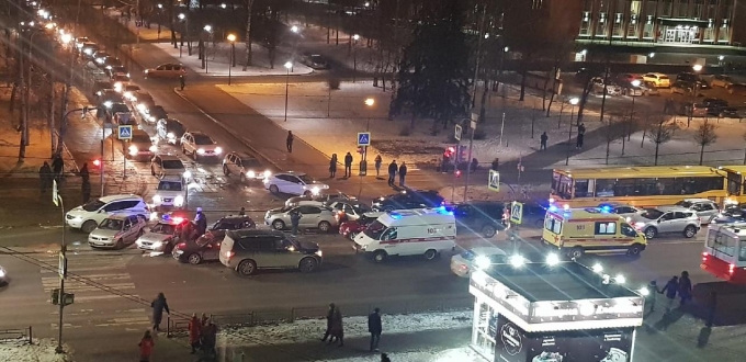 Массовое ДТП с участием 7 автомобилей произошло в Ижевске