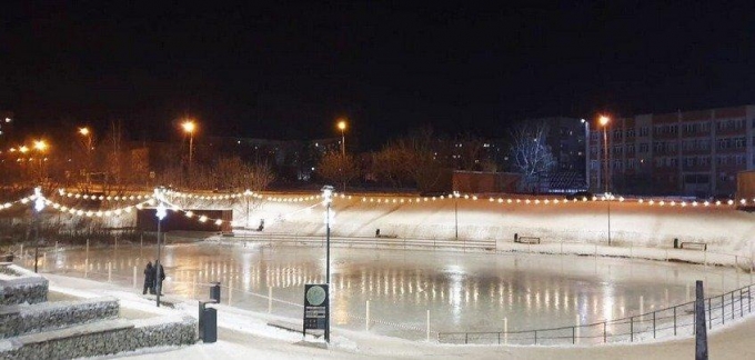 На пруду в сквере Оружейника Драгунова в Ижевске впервые залили бесплатный каток 