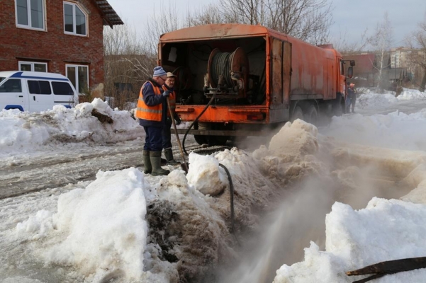 Канавы и водопропускные трубы начали чистить в частном секторе в Ижевске