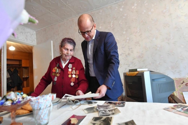 Глава Удмуртии вручил юбилейную медаль ко Дню Победы ветерану из Можги