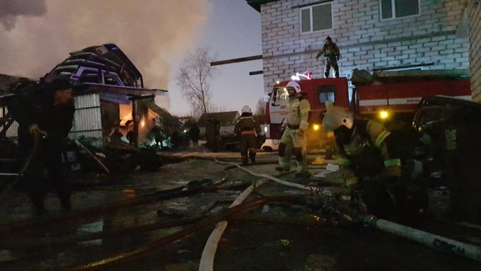 Два газовых баллона вынесли из горящего здания авторазбора в частном секторе Ижевска