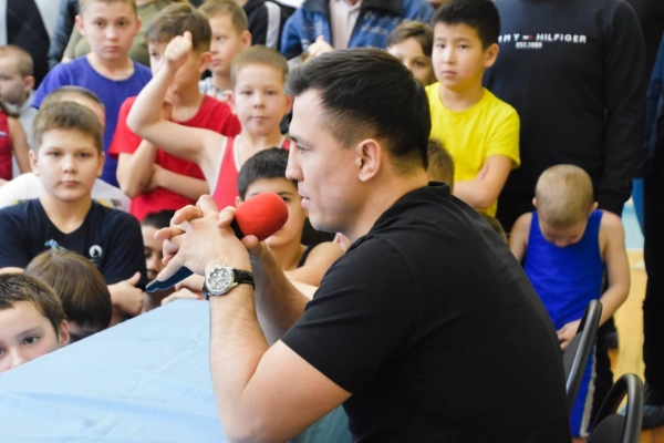 Заслуженный мастер спорта России Роман Власов провёл встречу с юными борцами Удмуртии