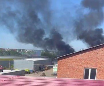 В Ижевске ликвидирован пожар в ангаре на промышленной территории: уничтожены транспортные средства