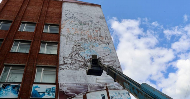 Художница рисует новое граффити на здании Ижевского индустриального техникума