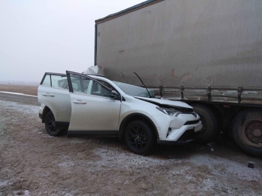 Пассажир легкового автомобиля погиб в столкновении с грузовиком в Удмуртии
