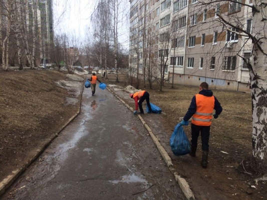 Дорожные службы Ижевска активизировали сбор случайного мусора на улицах 