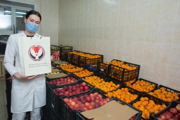 Медработники РКБ-1 получили в подарок от Госсовета Удмуртии более 2 тонн мандаринов и яблок