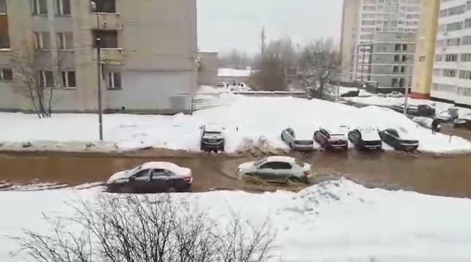 Улицу Холмогорова в Ижевске вновь затопило