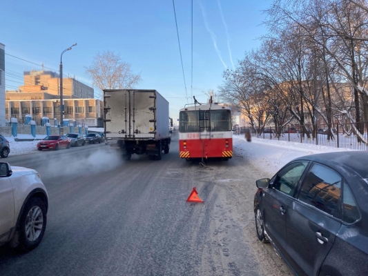 Два пассажира пострадали при столкновении троллейбуса и автомобиля в Ижевске