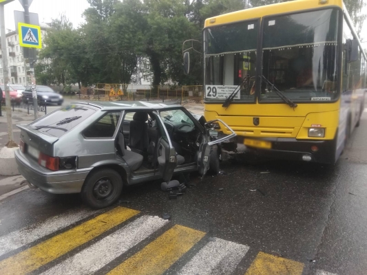 17-летний юноша, не имеющий прав на управление автомобилем, спровоцировал ДТП с автобусом в Ижевске