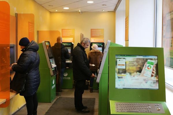 Банк России рекомендовал ограничить выдачу наличных денег через банкоматы 