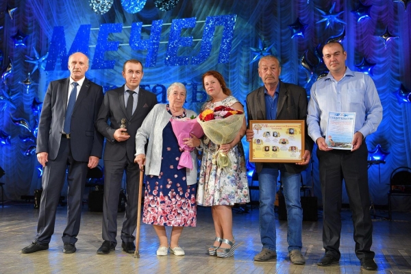 В Ижевске наградили семью потомственных металлургов, проработавшую на предприятии 200 лет 
