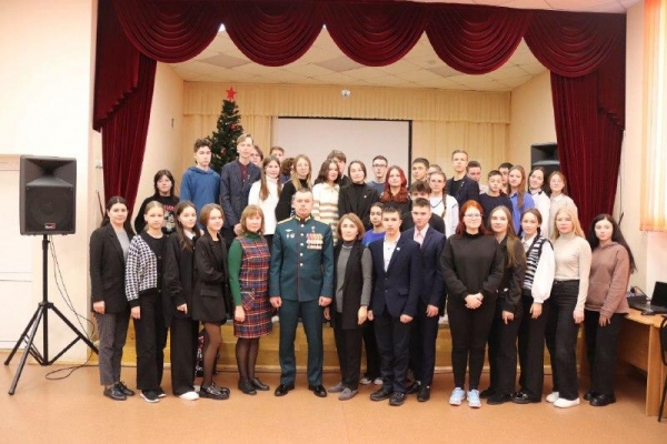 Герой России провел урок мужества в родной школе в Кизнере