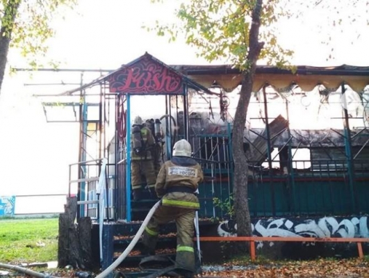 Здание бывшего кафе «Кораблик» сгорело в Ижевске