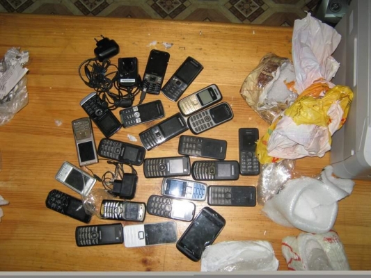 В Удмуртии будут судить бывшего сотрудника УФСИН за передачу заключенным мобильным телефонов и подготовку к сбыту наркотиков