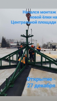Новогоднюю елку начали монтировать на Центральной площади Ижевска