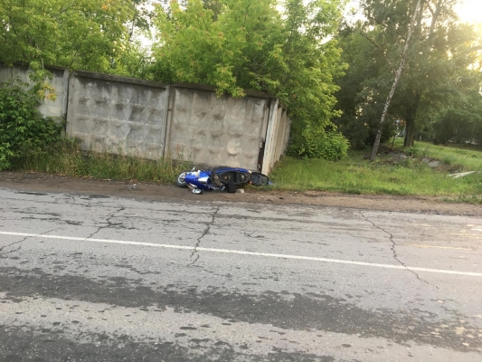 Пьяный мотоциклист врезался в бетонный забор в Воткинске
