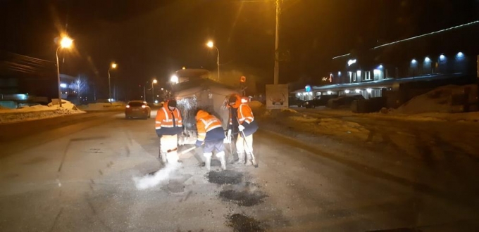 Ямочный ремонт на площади более 200 квадратных метров провели дорожники за ночь в Ижевске