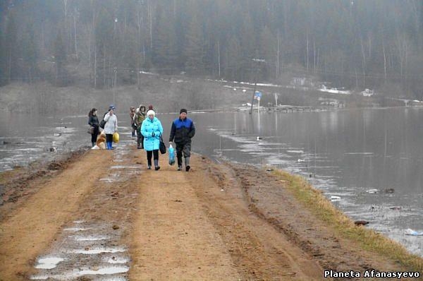 Из-за повышения уровня воды в реке Кама подтопило сельскую дорогу и 53 садовых участка