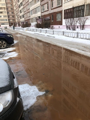 В Ижевске устраняют последствия порыва водопровода на улице Красноармейская