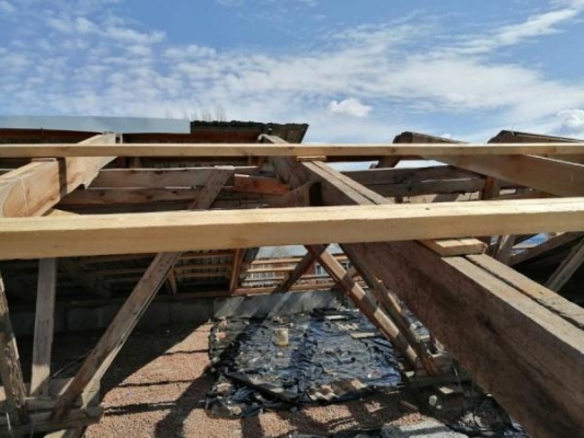В Каракулино начали ремонтировать пострадавший от порыва сильного ветра жилой дом 