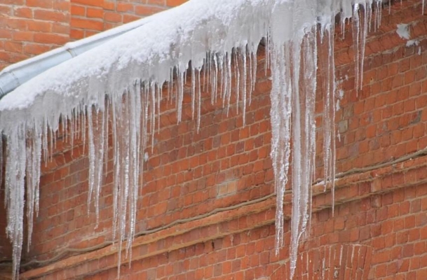 Управляющую компанию в Ижевске оштрафовали за неочищенные от снега и наледи крыши домов