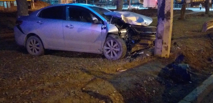 Женщина за рулем иномарки врезалась в столб в Ижевске