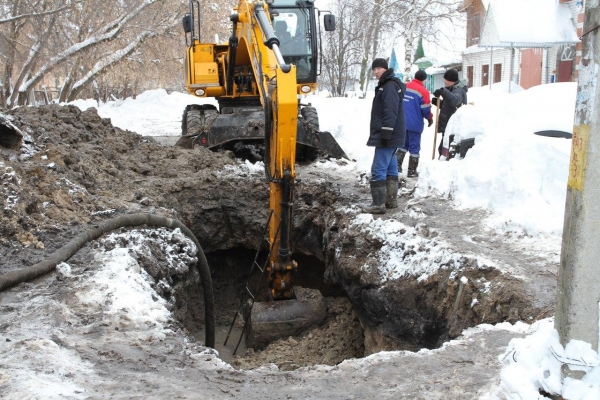 8 домов остались без воды из-за порыва водопровода по улице 30 лет Победы в Ижевске 